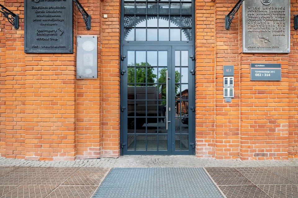 Elegant entrance to the building, 24/7 security guard in the corridor to help and answer any questions.