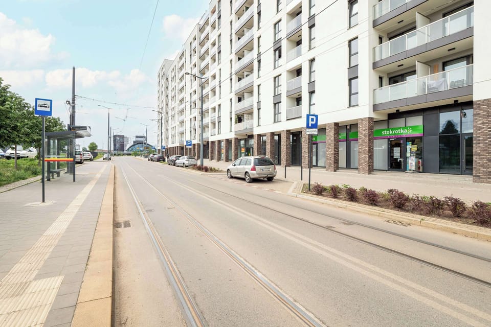 Modern property situated close to many amenities with two stores located in the building and elevator.