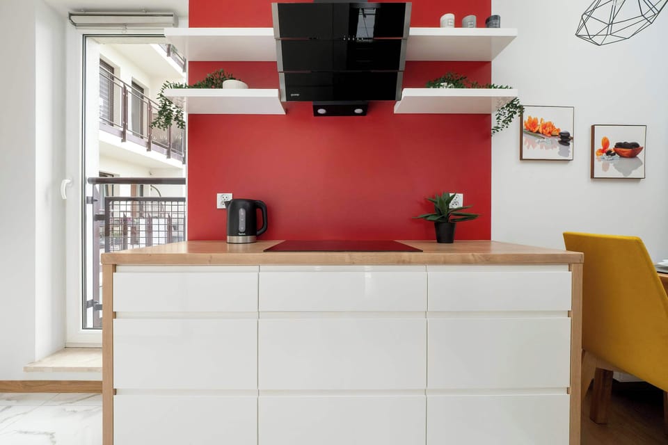 Stylish kitchen with red backsplash and breakfast bar – Modern design meets everyday functionality.