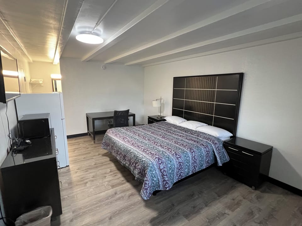 Deluxe Single Room, 1 King Bed, Non Smoking | Free WiFi, bed sheets