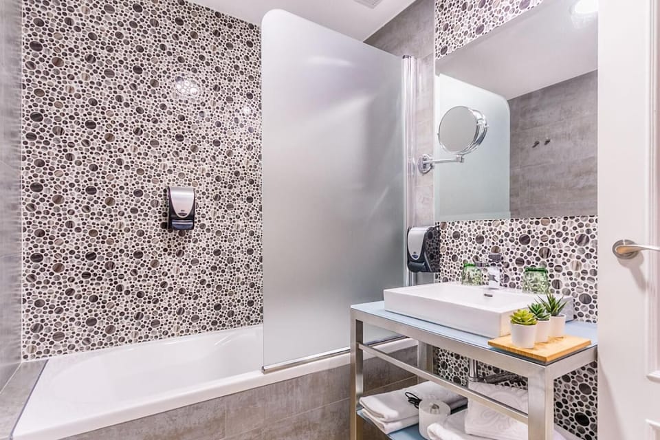 Combined shower/tub, hair dryer, bidet, towels