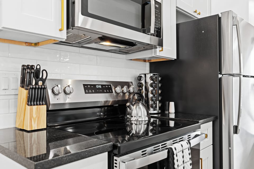 Cook like a pro in this stylish kitchen with ample counter space and a full knife set.