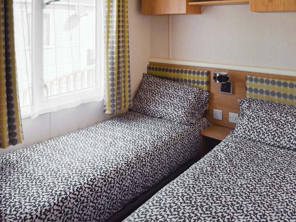 Twin bedroom | Seaview Two - Sea Views, Corton