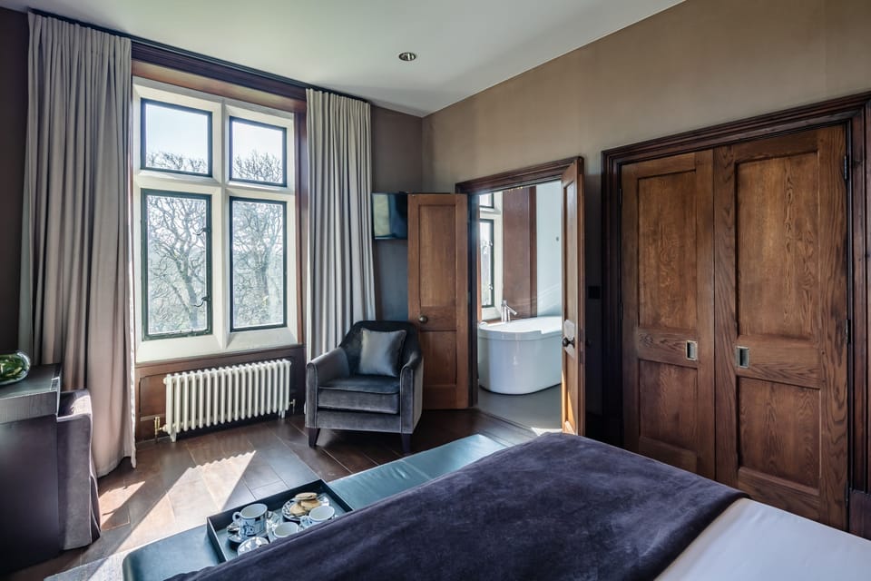 Double Room, 1 King Bed (Valley) | Desk, iron/ironing board, free WiFi, bed sheets
