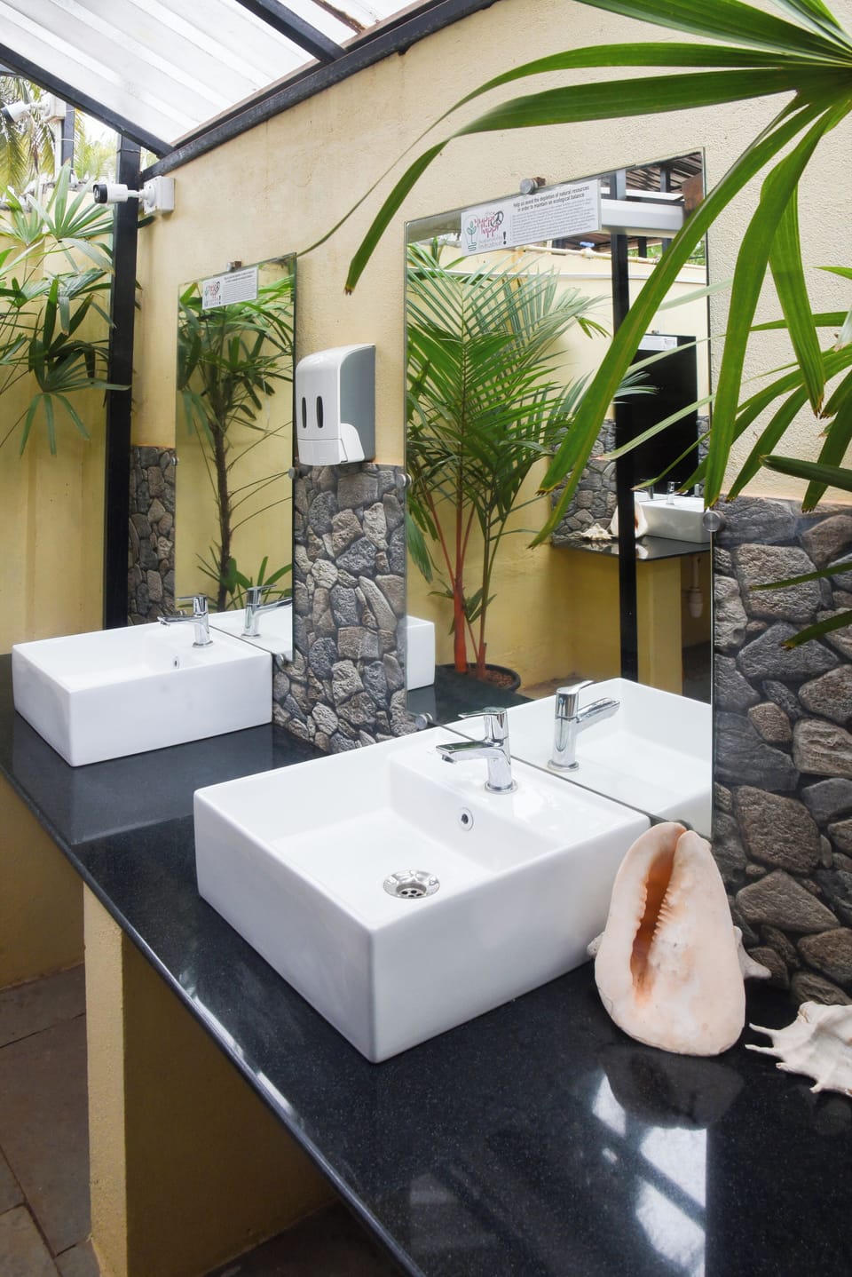 Premium Shared Dormitory, Mixed Dorm, Non Smoking, Sea Facing | Bathroom | Shower, free toiletries, bidet, soap