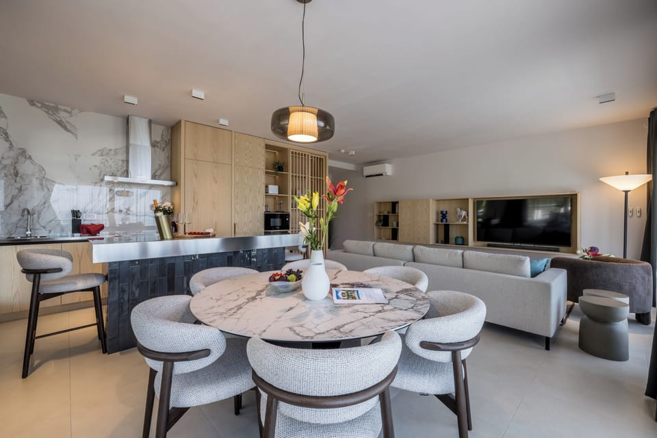 Deluxe Penthouse | Private kitchen | Fridge, microwave, oven, stovetop
