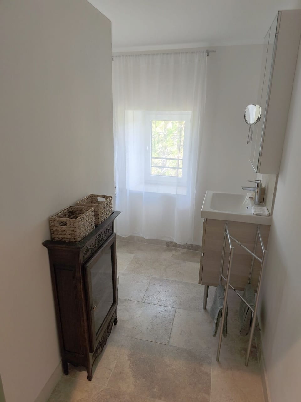 Suite Olives, vue sur le jardin | Bathroom | Shower, free toiletries, hair dryer, towels