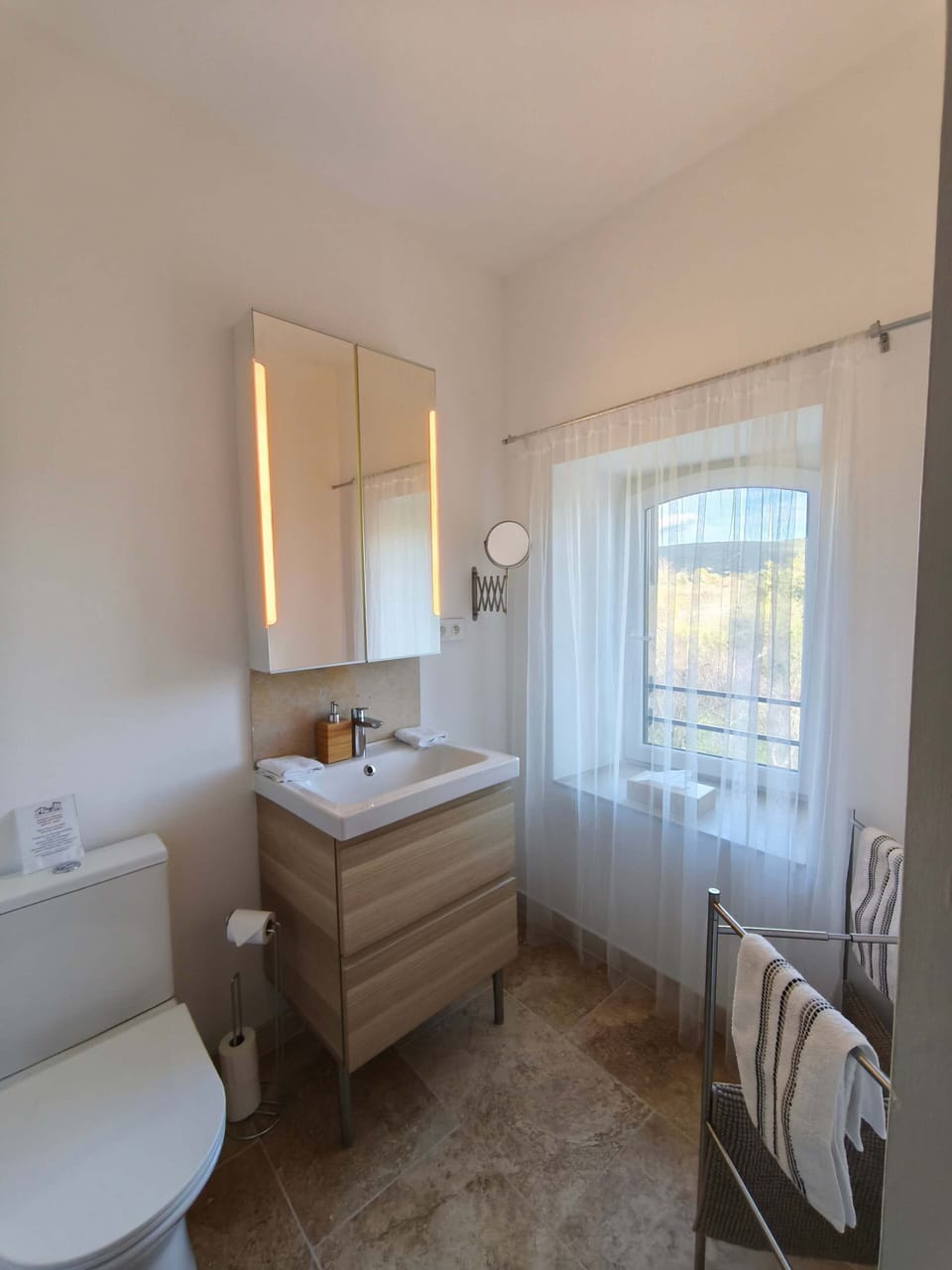 Chambre Perle, vue sur le jardin | Bathroom | Shower, free toiletries, hair dryer, towels