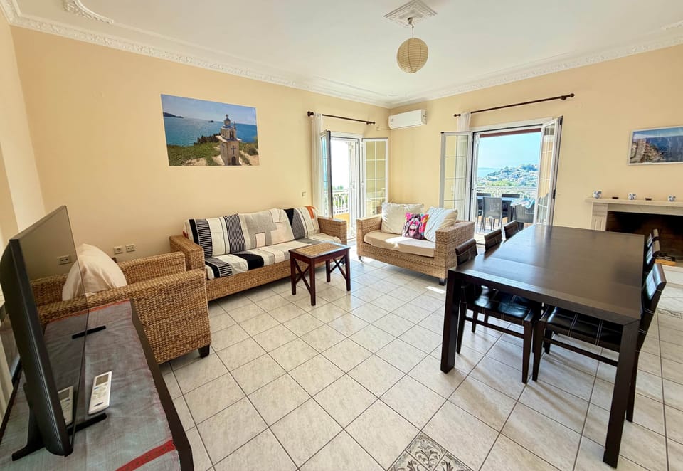 Living room with smart TV, balcony and seaview