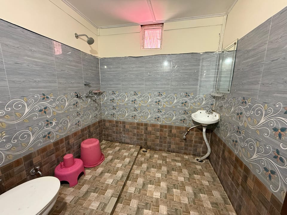 Deluxe Room, Balcony, Mountain View | Bathroom | Shower, free toiletries, slippers, towels