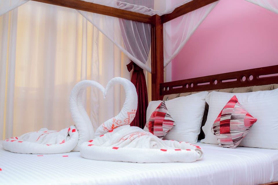 Luxury Suite, Balcony | Premium bedding, laptop workspace, free WiFi