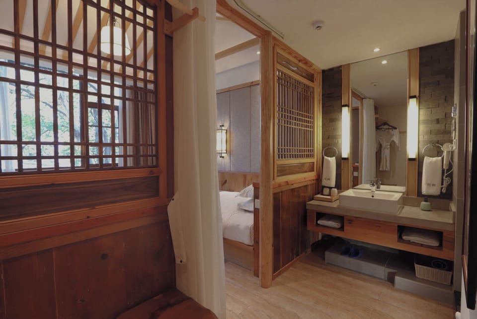 Classic Twin Room, Courtyard View | Bathroom | Hair dryer, bathrobes, slippers, towels