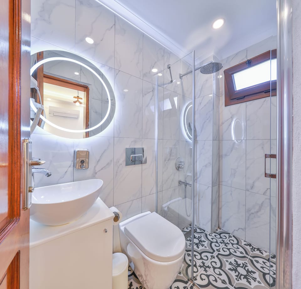 Economy Double Room, 1 Double Bed, Balcony, City View | Bathroom | Shower, hair dryer, slippers, towels
