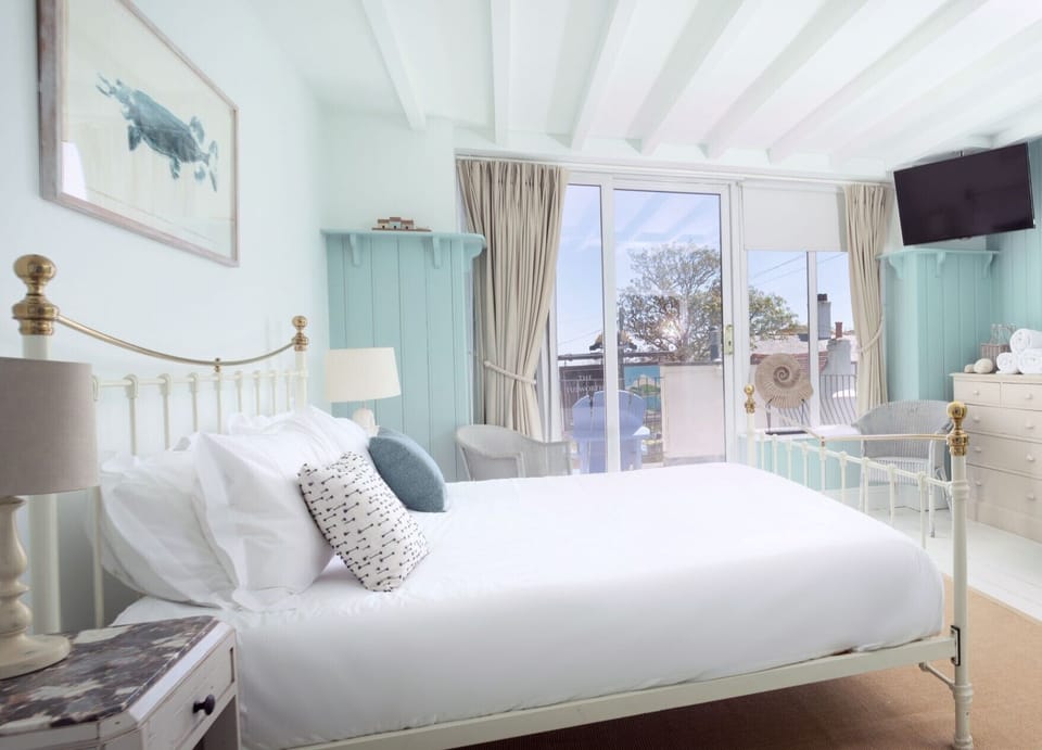 Deluxe Double Room, Balcony | Free WiFi, bed sheets, alarm clocks