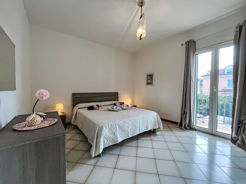 Flooring, Floor, Furniture, Interior Design, Bed, Wood, Bedroom, Room, Ceiling, Bed Sheet