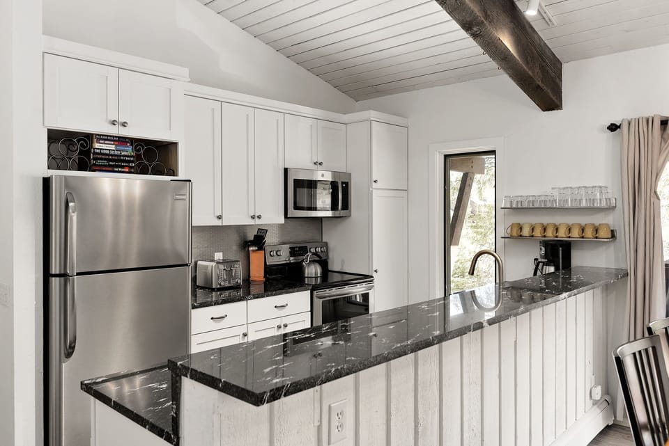 Condo, 3 Bedrooms | Private kitchen | Fridge, oven, coffee/tea maker, electric kettle