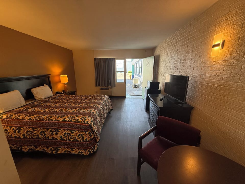 Room, 1 King Bed, Smoking, City View | Free WiFi