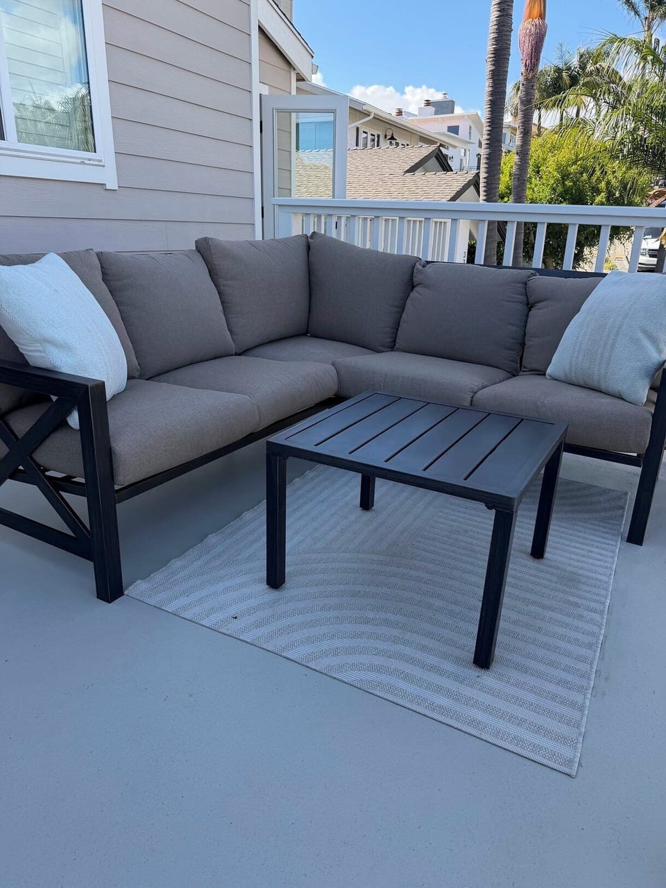 Step out onto the front deck for breathtaking views of San Clemente. 