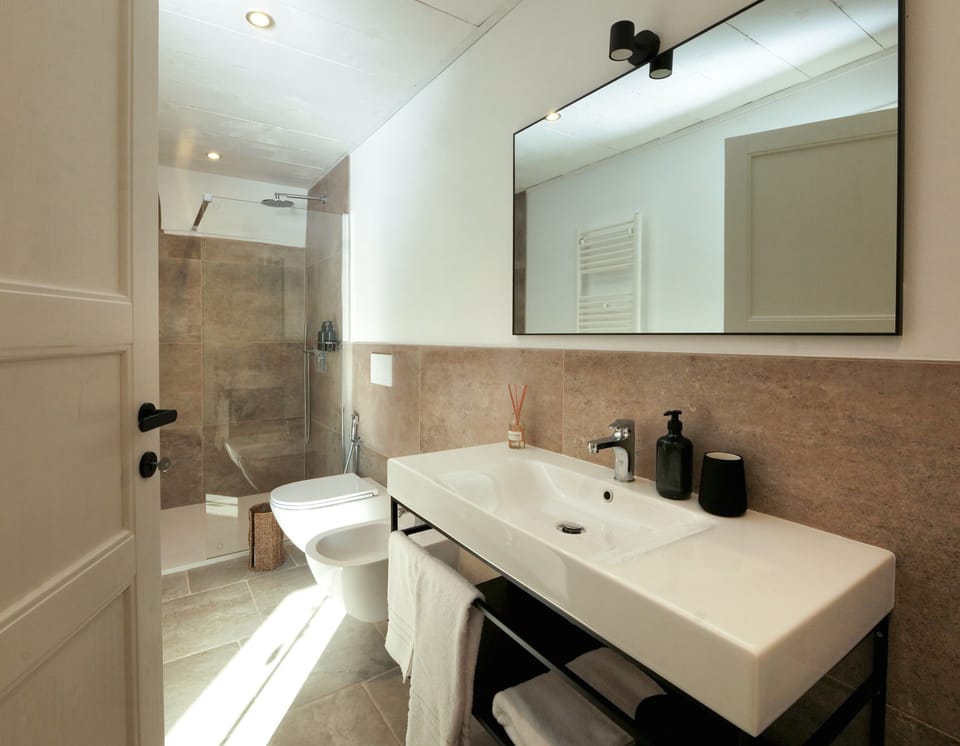 Deluxe Double Room, 1 Queen Bed, Non Smoking, Garden View | Bathroom | Shower, hair dryer, bidet, towels
