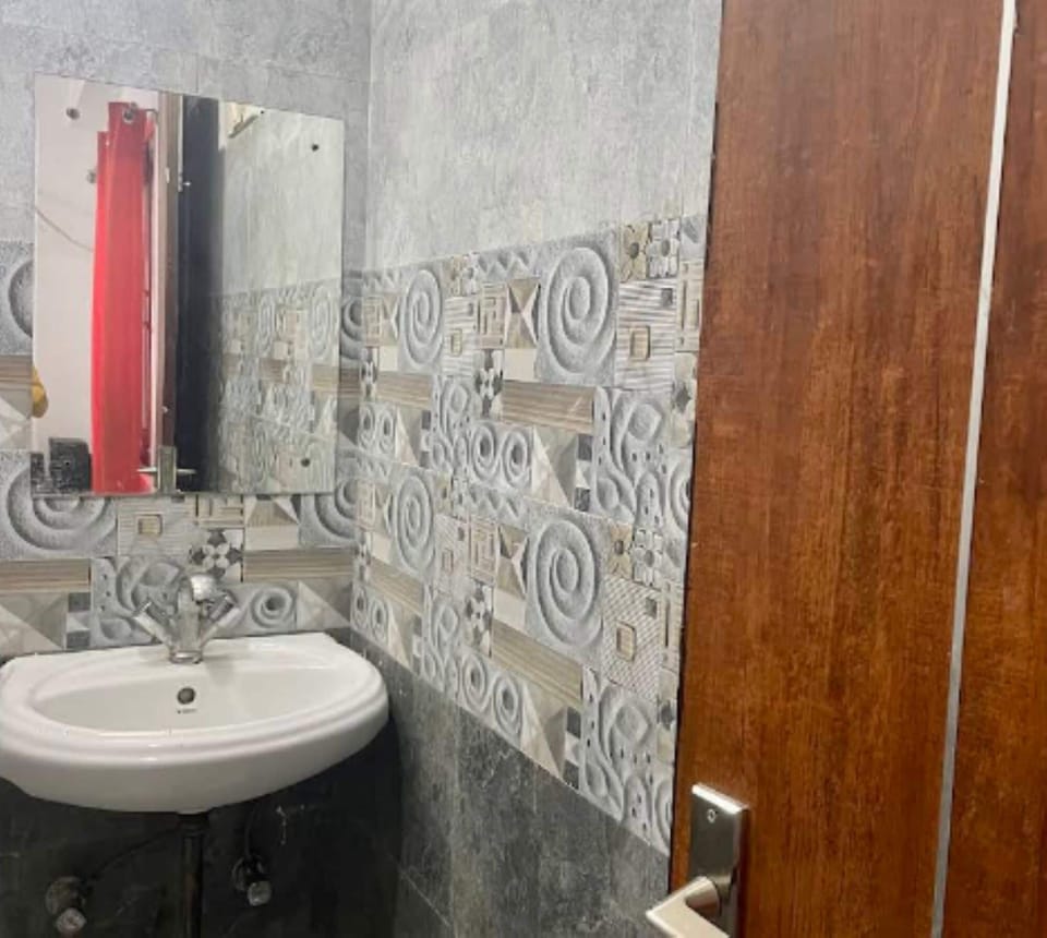 Deluxe Room | Bathroom | Shower, free toiletries, towels, soap