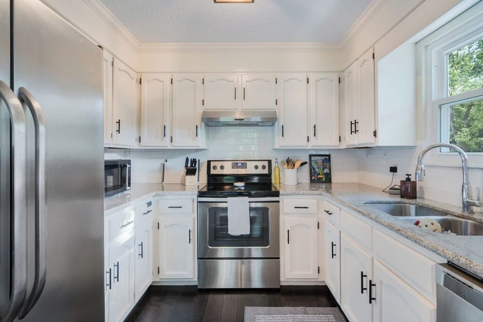 Chef-ready kitchen! Fully stocked with oven, microwave, dishwasher and cookware!
