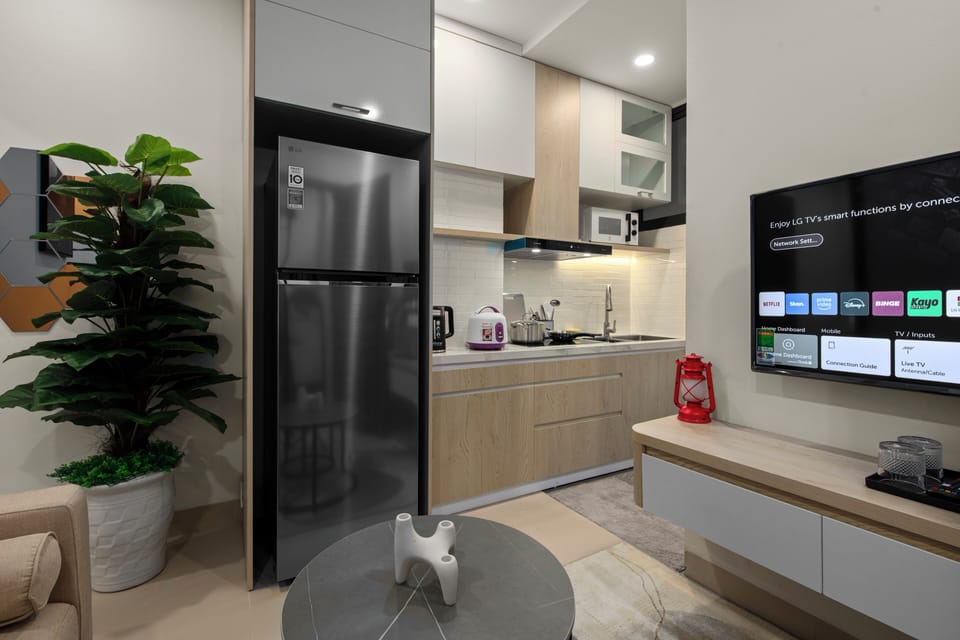 Deluxe Apartment, 1 Bedroom | Private kitchen | Fridge, stovetop, cookware/dishes/utensils, dining tables