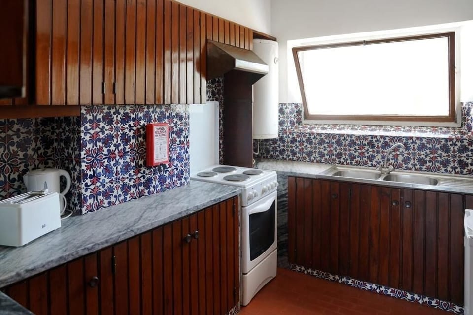 Basic Apartment, 1 Bedroom | Private kitchen | Fridge, microwave, oven, stovetop
