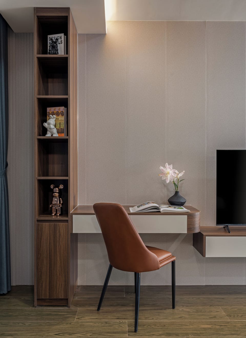 Desk, laptop workspace, WiFi (free)