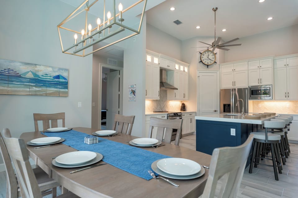 Spacious dining area & kitchen