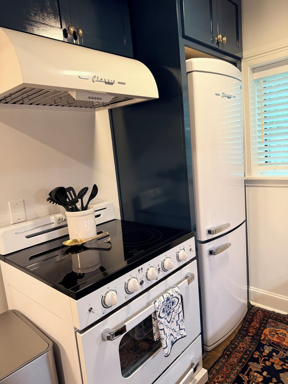 Kitchen area with retro appliances 