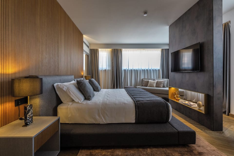 Design Suite | Minibar, in-room safe, desk, laptop workspace