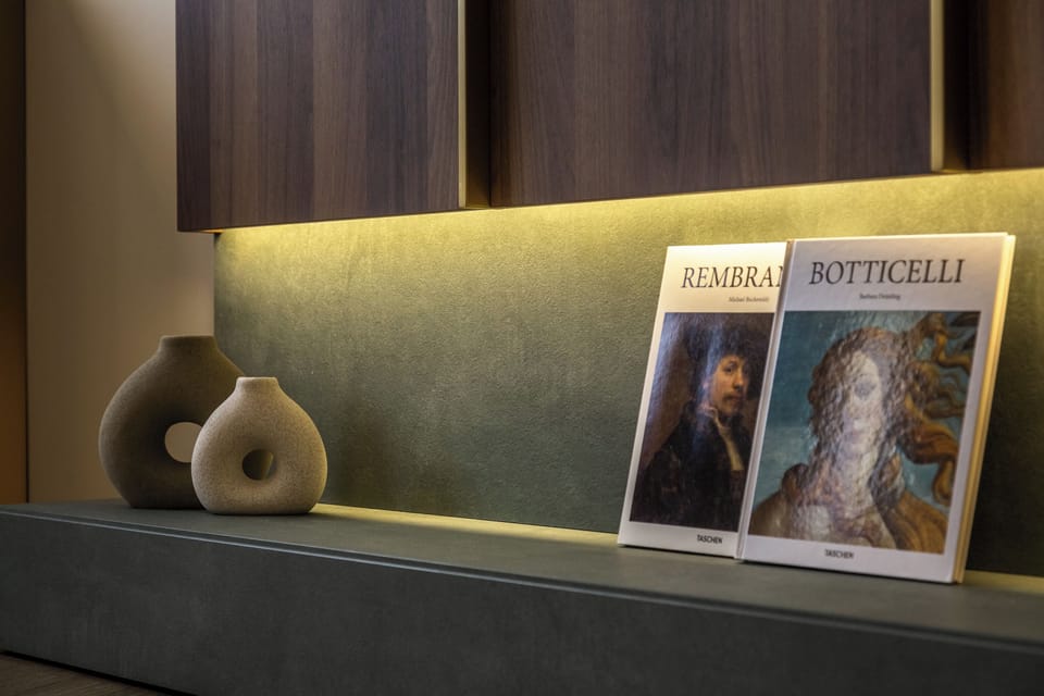Deluxe Studio Suite | Minibar, in-room safe, desk, laptop workspace