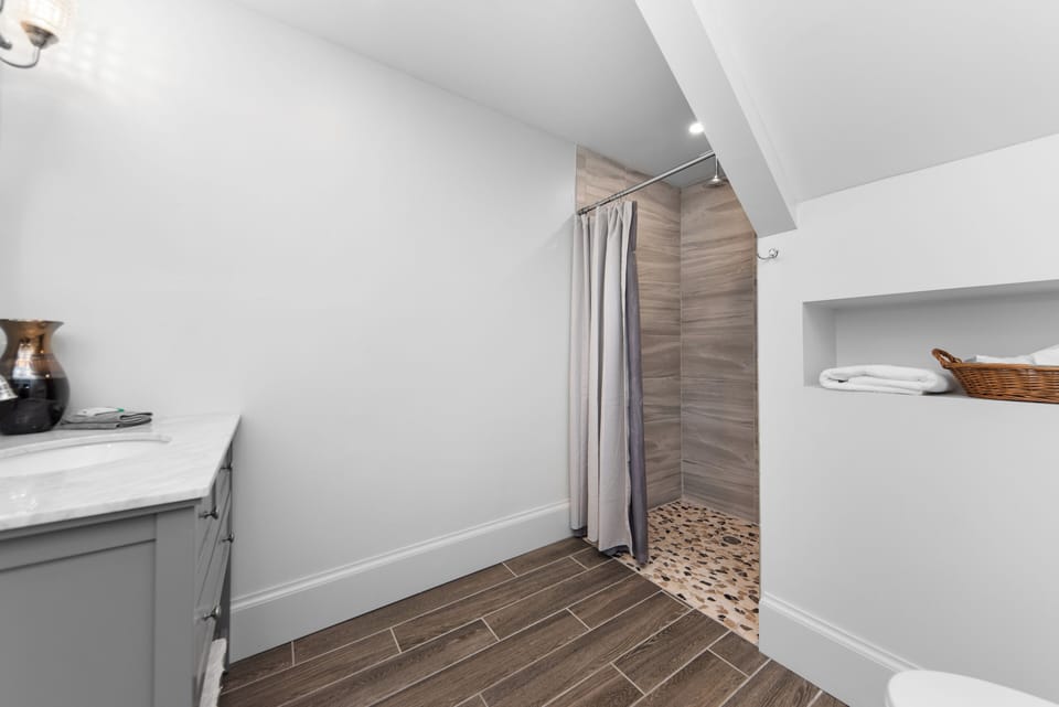 Double Room, 1 King Bed, Private Bathroom | Bathroom | Combined shower/tub, free toiletries, hair dryer, towels