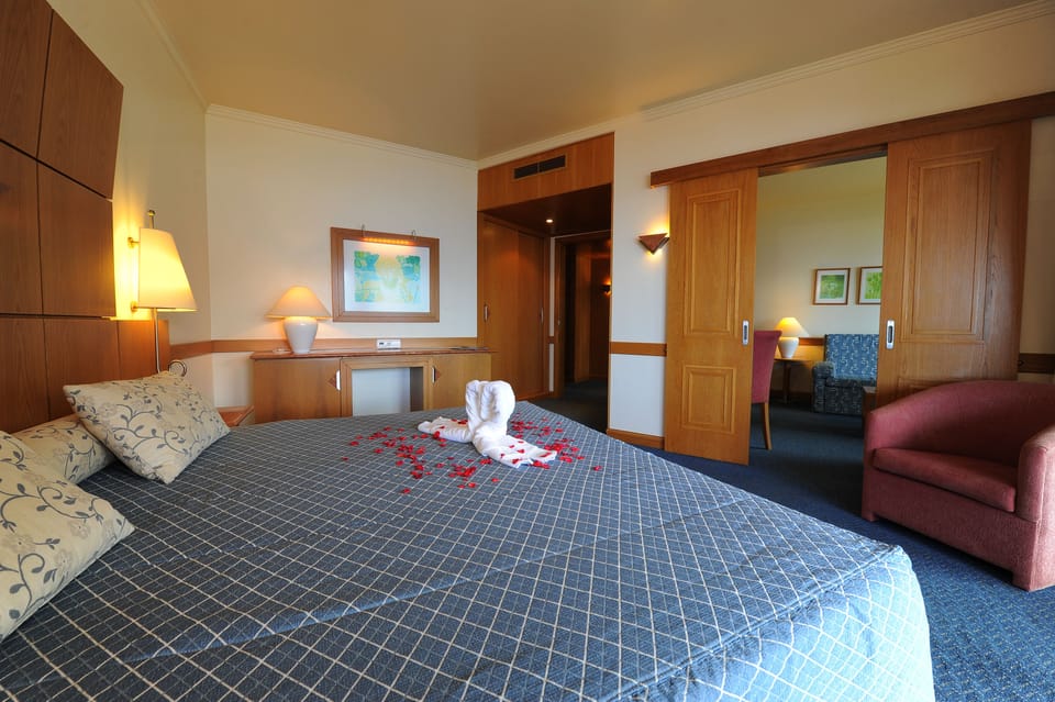 Suite | Minibar, in-room safe, blackout drapes, bed sheets