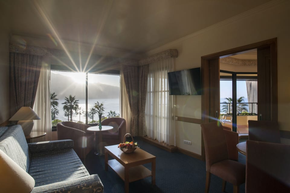 Suite | Minibar, in-room safe, blackout drapes, bed sheets