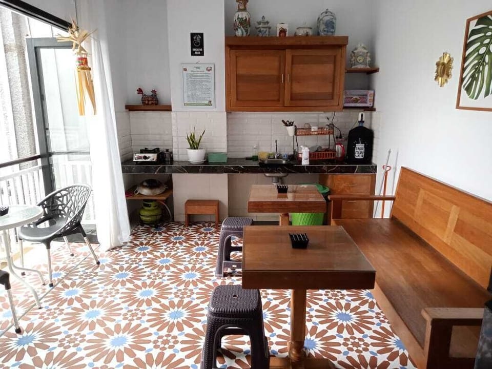 Shared fridge, shared microwave, stovetop, dishwasher