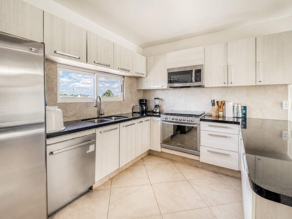Fully equipped kitchen with dishwasher and microwave