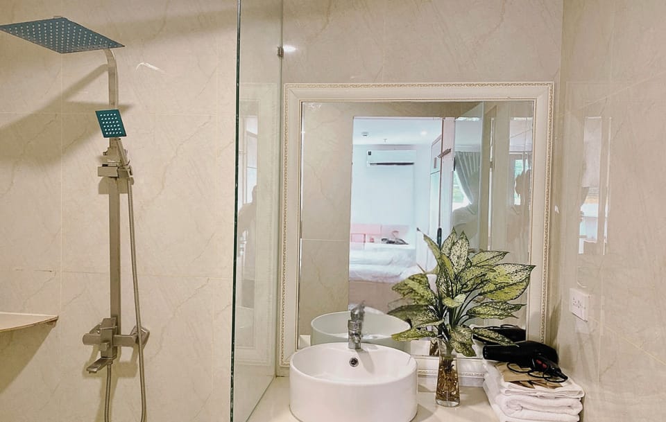 Deluxe Double Room, City View | Bathroom | Shower, free toiletries, hair dryer, towels