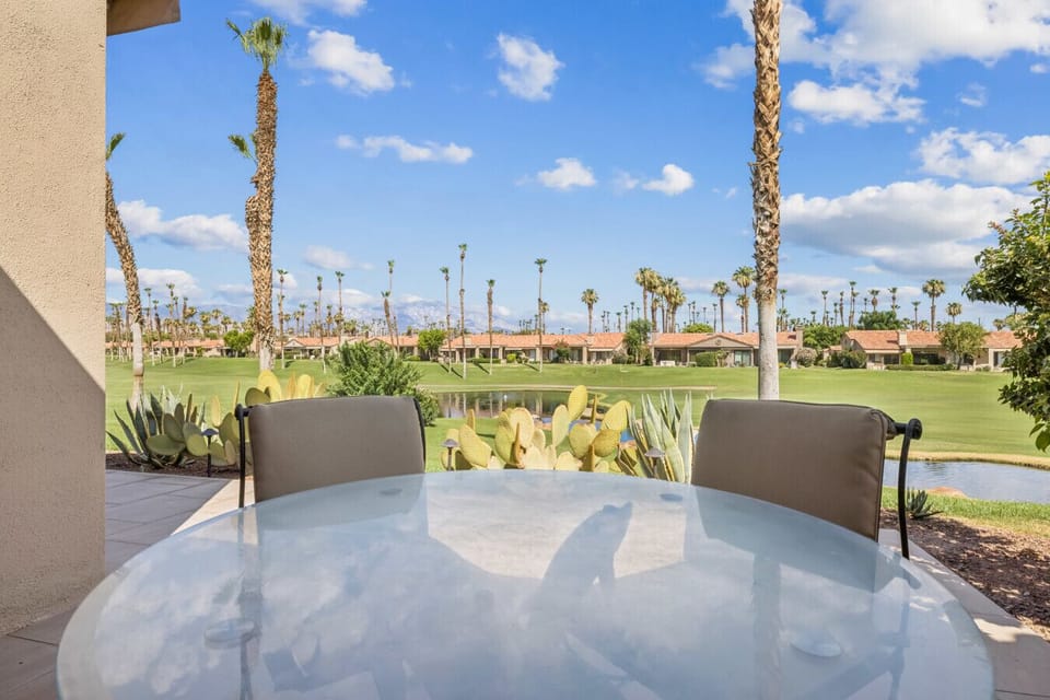 15 minutes to Indian Wells, 25 to Palm Springs — it’s all nearby.