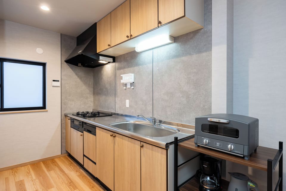 Luxury House, Balcony | Private kitchen | Electric kettle, toaster, eco-friendly cleaning products, freezer