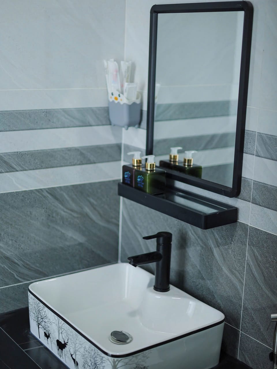 Shower, rainfall showerhead, free toiletries, hair dryer
