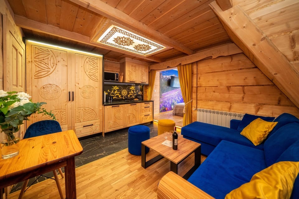 Deluxe Apartment | Blackout drapes, iron/ironing board, free WiFi