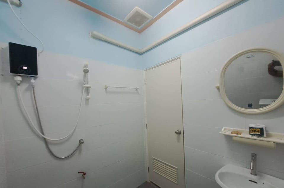 Standard Double  Air-Condition | Bathroom | Shower, hydromassage showerhead, free toiletries, hair dryer