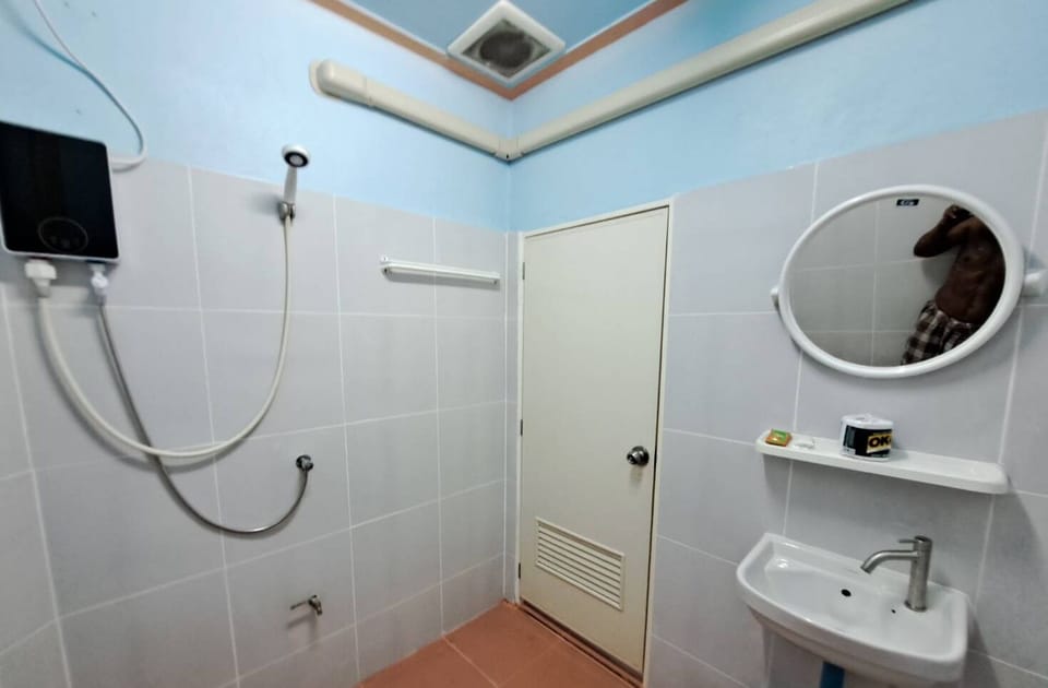 Shower, hydromassage showerhead, free toiletries, hair dryer