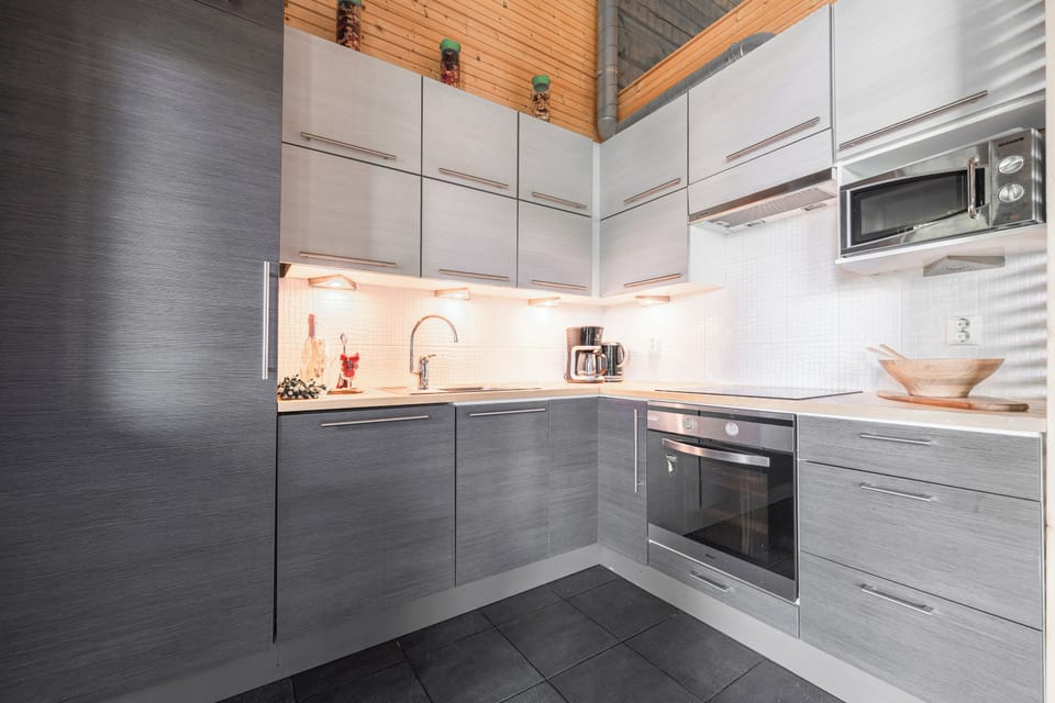 Classic Chalet, Courtyard View | Private kitchen | Full-size fridge, microwave, oven, stovetop