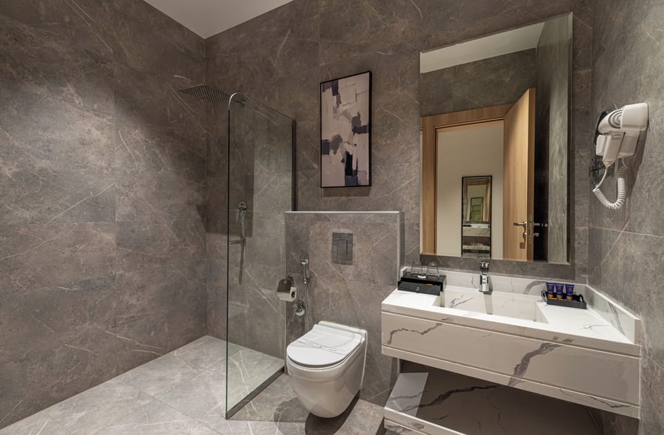 Deluxe Double or Twin Room | Bathroom | Shower, rainfall showerhead, free toiletries, bidet