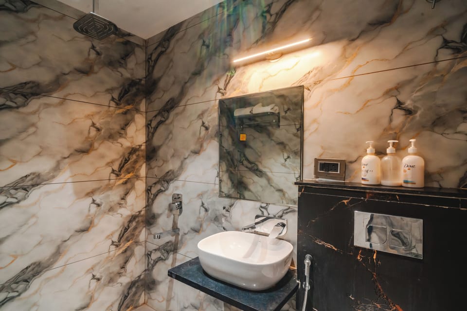Executive Room | Bathroom | Shower, free toiletries, slippers, towels