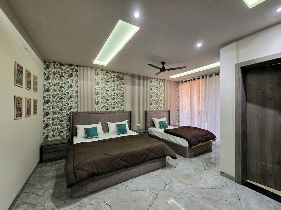 Luxury Triple Room, Balcony, City View | Iron/ironing board, free WiFi