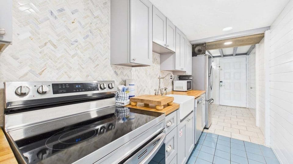 Full kitchen in hallway