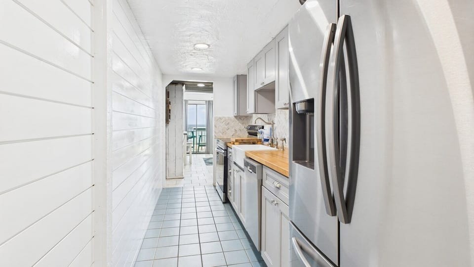 Updated kitchen with all the cooking essentials